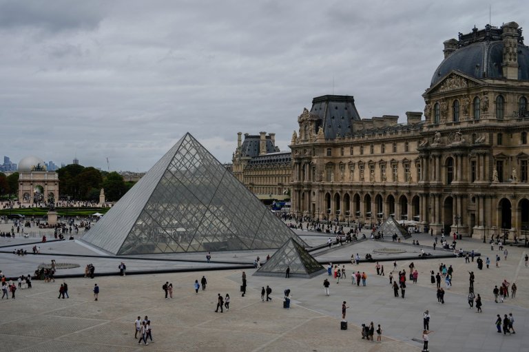 Louvre Museum closes after theft | iNFOnews.ca