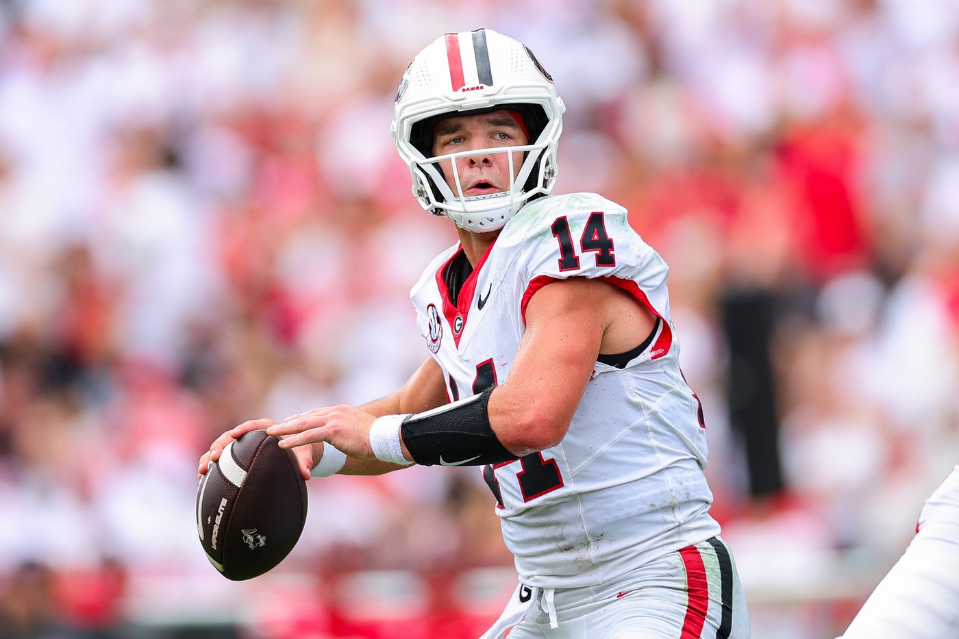 Gunner Stockton ties school record with 5 TD passes as No. 2 Georgia crushes Western Kentucky 70-20 | iNFOnews.ca