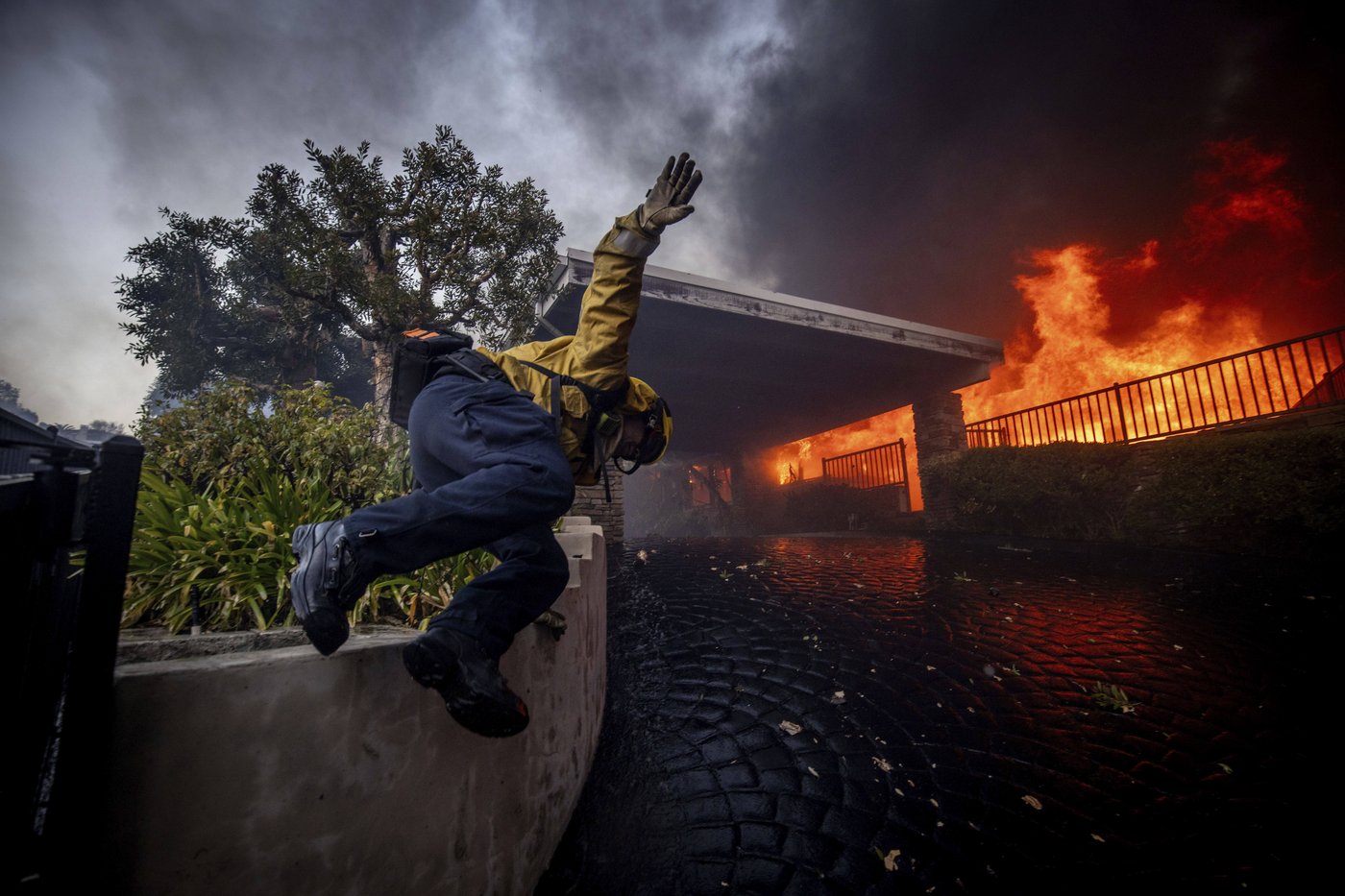 California governor says Pacific Palisades wildfire has destroyed many structures as winds kick up | iNFOnews.ca