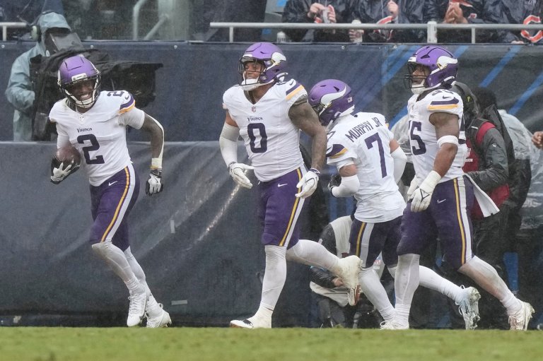 Rodgers and Turner help the Vikings shut down the Bears for a 9-3 win in the rain | iNFOnews.ca