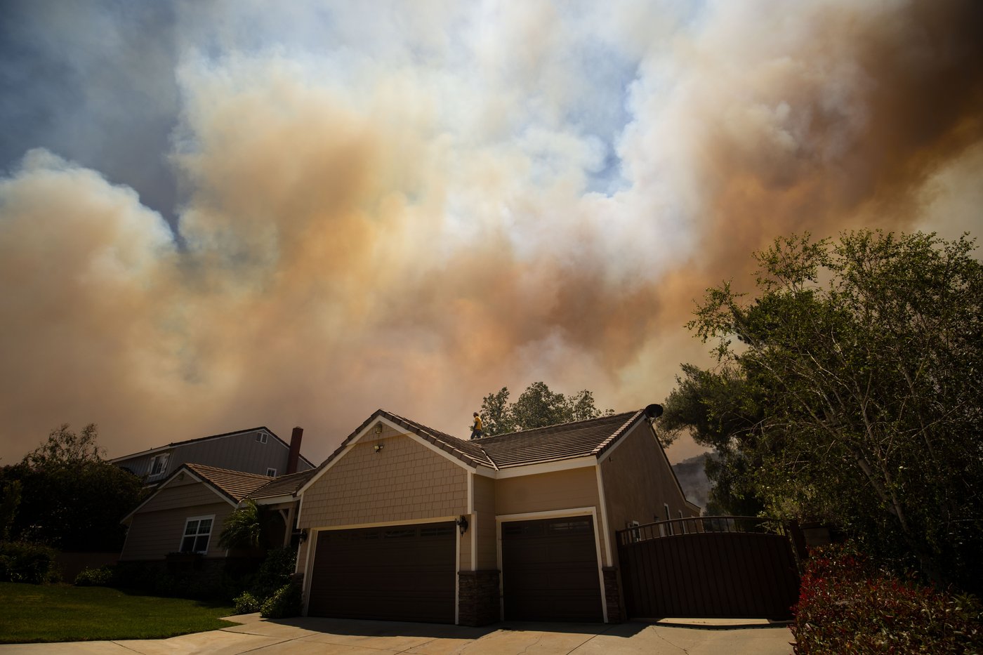 Photos show firefighters battling Southern California blaze | iNFOnews.ca