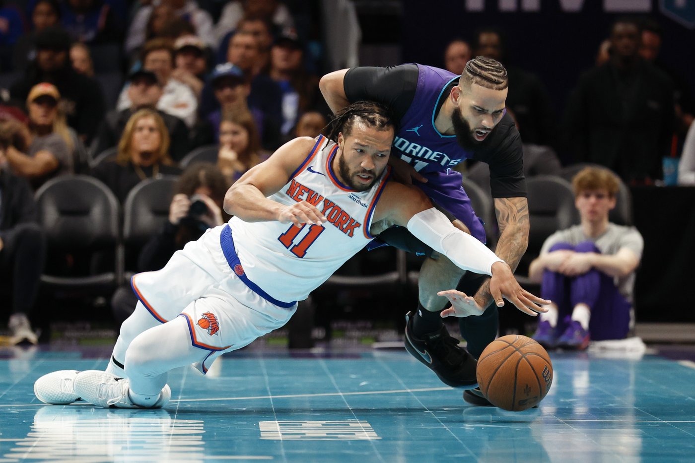 Jalen Brunson pours in 31 points as Knicks hold on to beat the Hornets 99-98 in NBA Cup play | iNFOnews.ca