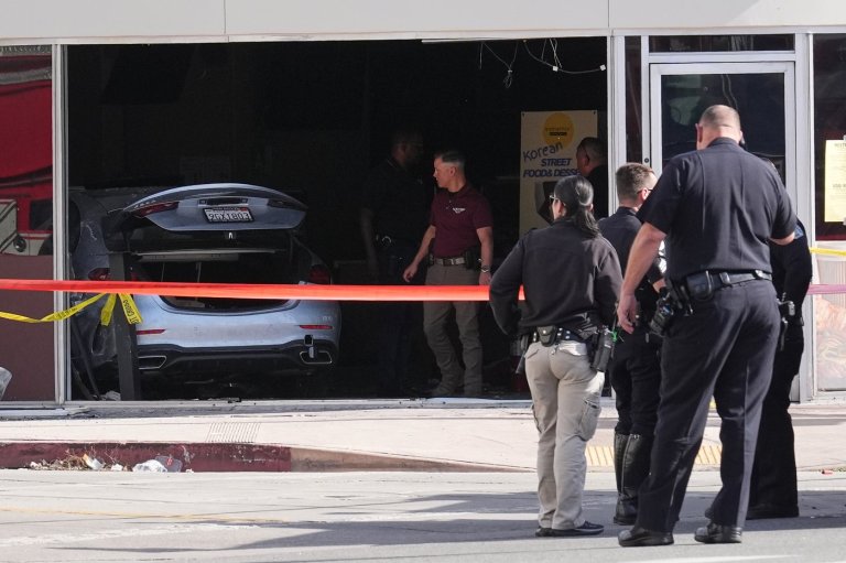 3 dead, several hurt after vehicle crashes into Los Angeles grocery store, authorities say | iNFOnews.ca