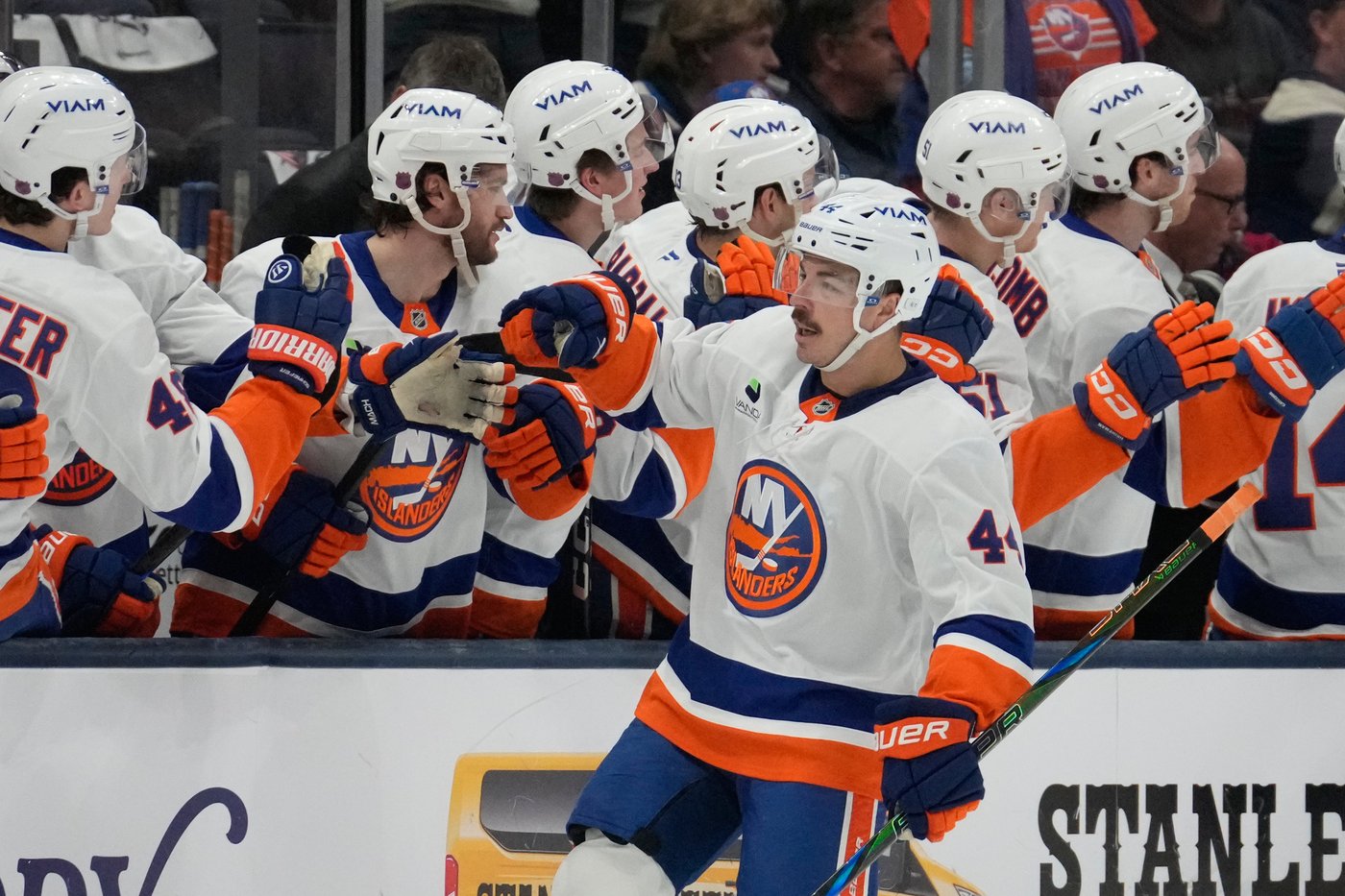 Holmstrom's OT goal gives Islanders 4-3 win over Blue Jackets and extends winning streak to 4 | iNFOnews.ca