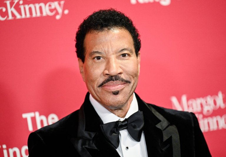Lionel Richie is taking a break from performing following a heart procedure | iNFOnews.ca