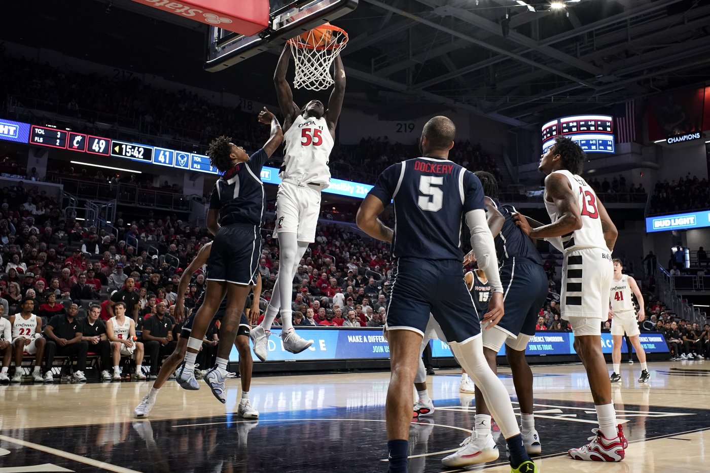 No. 14 Cincinnati pulls away in the second half and beats Howard 84-67 | iNFOnews.ca
