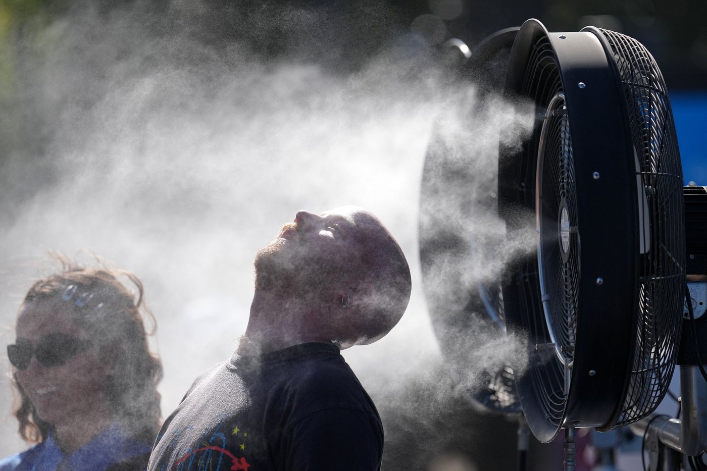 Spectators and players try to cool down during Australian Open heatwave | iNFOnews.ca