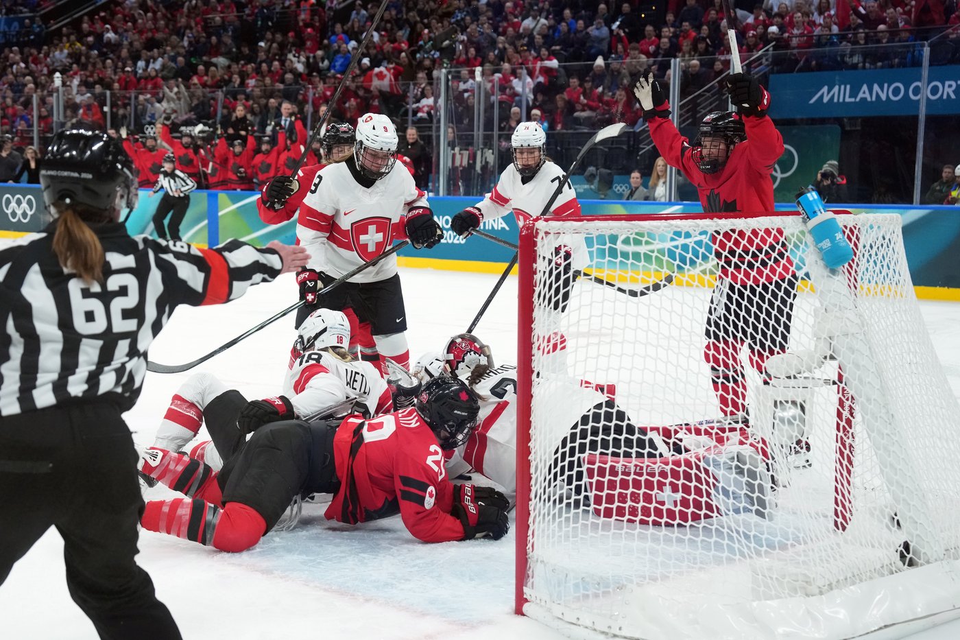 CP NewsAlert: Canada will meet the U.S. in Olympic women's hockey final | iNFOnews.ca
