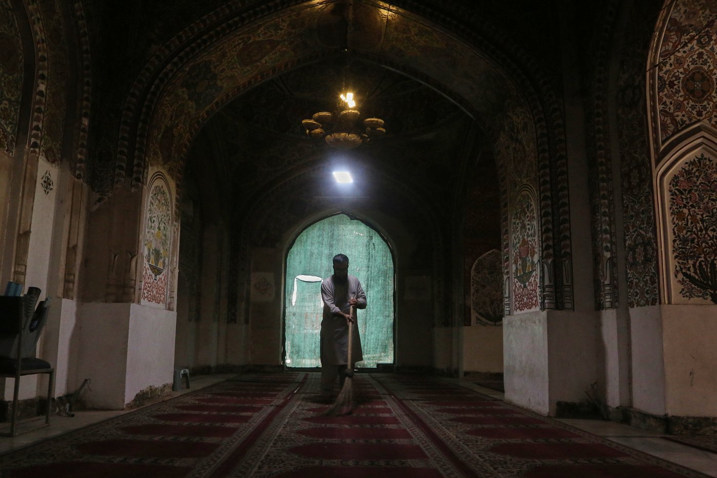 Ramadan ushers in a month of fasting, worship and charity for Muslims worldwide, in photos | iNFOnews.ca