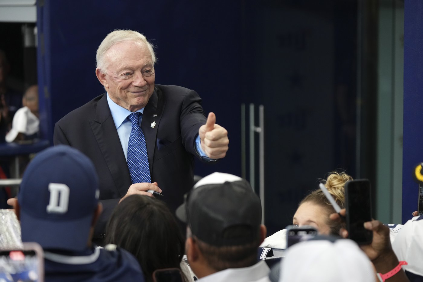 CeeDee Lamb throws shade after losing the ball in the sun as Jerry Jones bristles over curtains | iNFOnews.ca CeeDee Lamb throws shade after losing the ball in the sun as Jerry Jones bristles over curtains | iNFOnews.ca