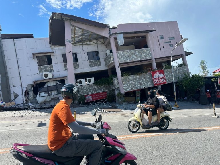 A 7.8 magnitude quake in the Philippines kills at least 32, collapses buildings and sparks tsunami | iNFOnews.ca