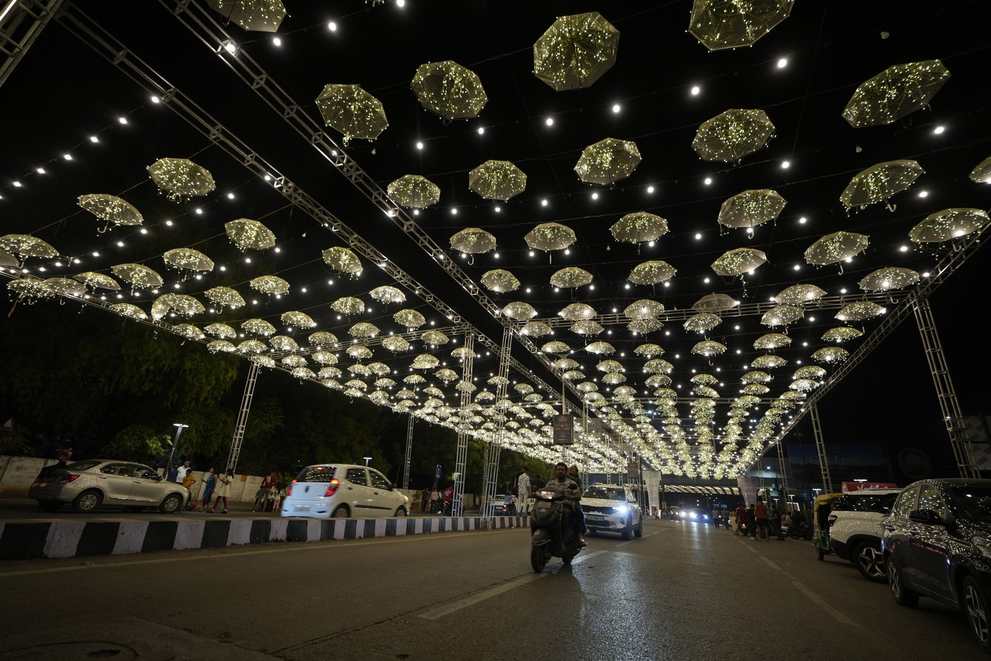Indians celebrate Diwali by lighting a record number of clay lamps | iNFOnews.ca