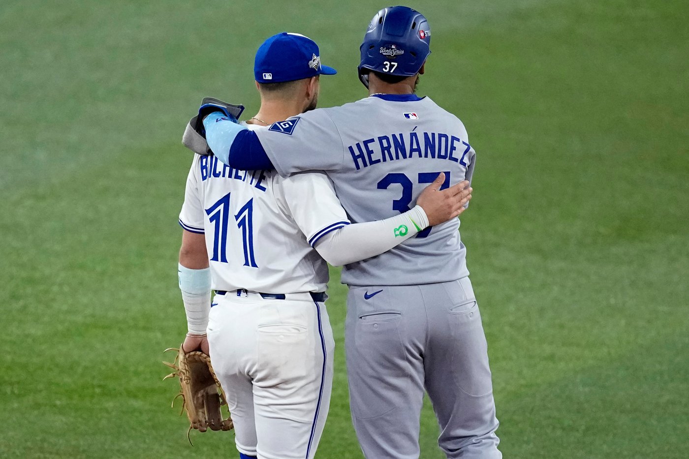 Bichette returns from knee injury and sparks Blue Jays in World Series debut | iNFOnews.ca