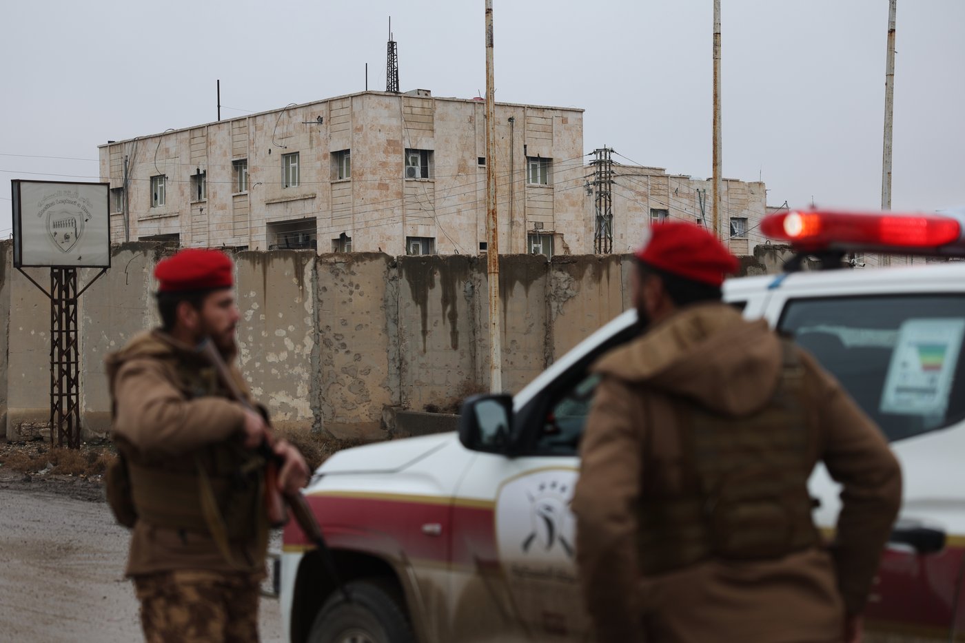Syrian forces take control of prison housing IS members after Kurdish fighters evacuate | iNFOnews.ca Syrian forces take control of prison housing IS members after Kurdish fighters evacuate | iNFOnews.ca