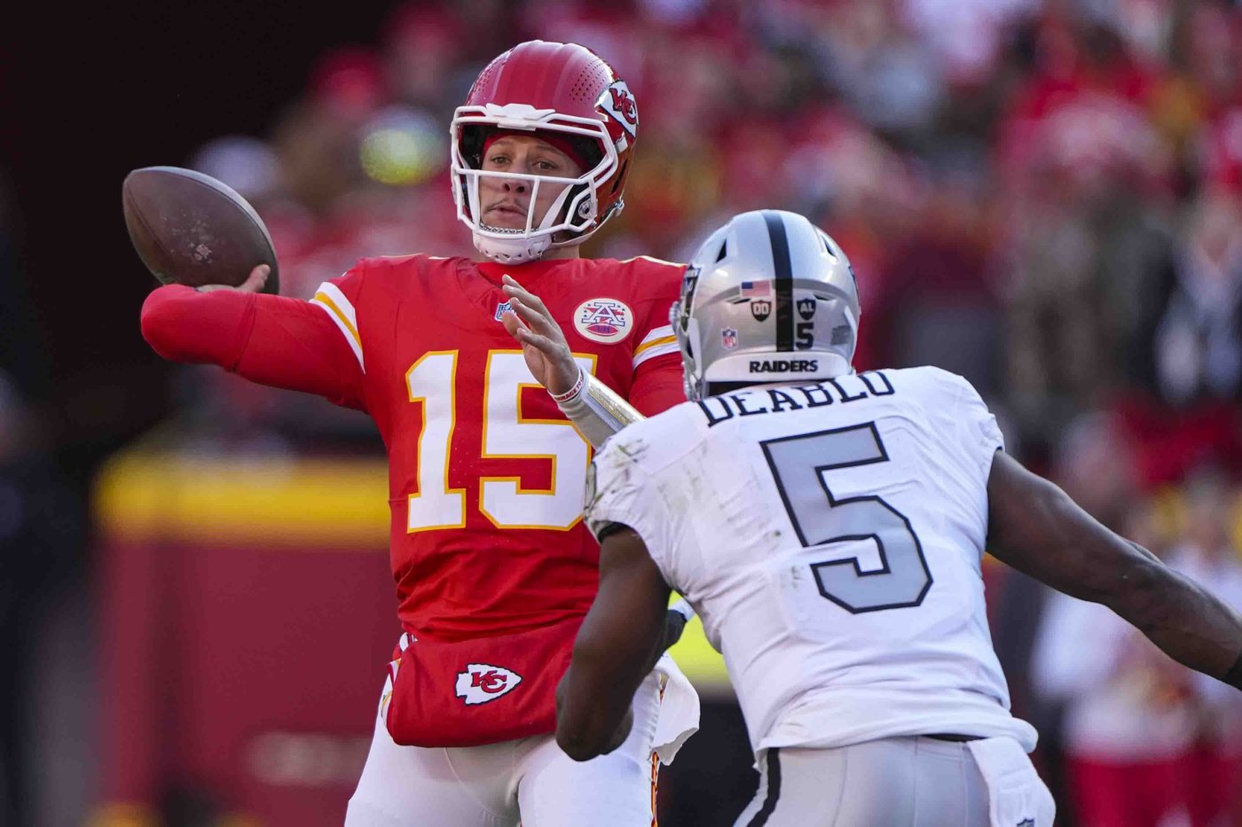 Chiefs' Patrick Mahomes moves past Hall of Famer Len Dawson with franchise-record 238th TD pass | iNFOnews.ca
