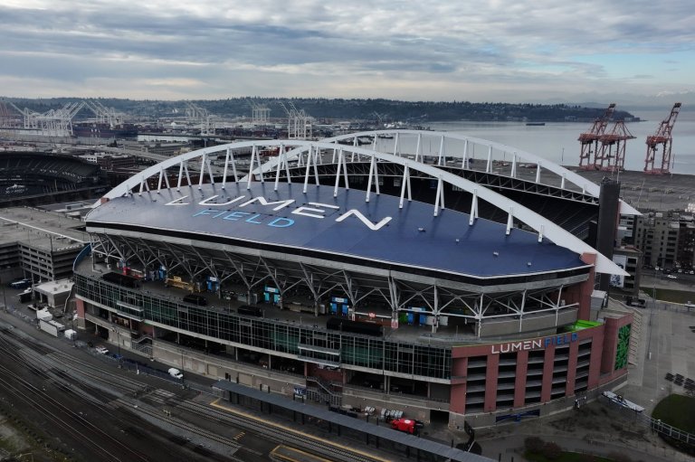 USWNT gets a sneak peek at the grass installed at Lumen for the World Cup | iNFOnews.ca