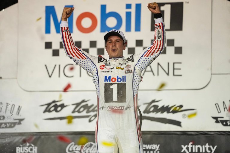 Bell passes defending NASCAR champion Larson to win the Southern 500 to start the Chase | iNFOnews.ca