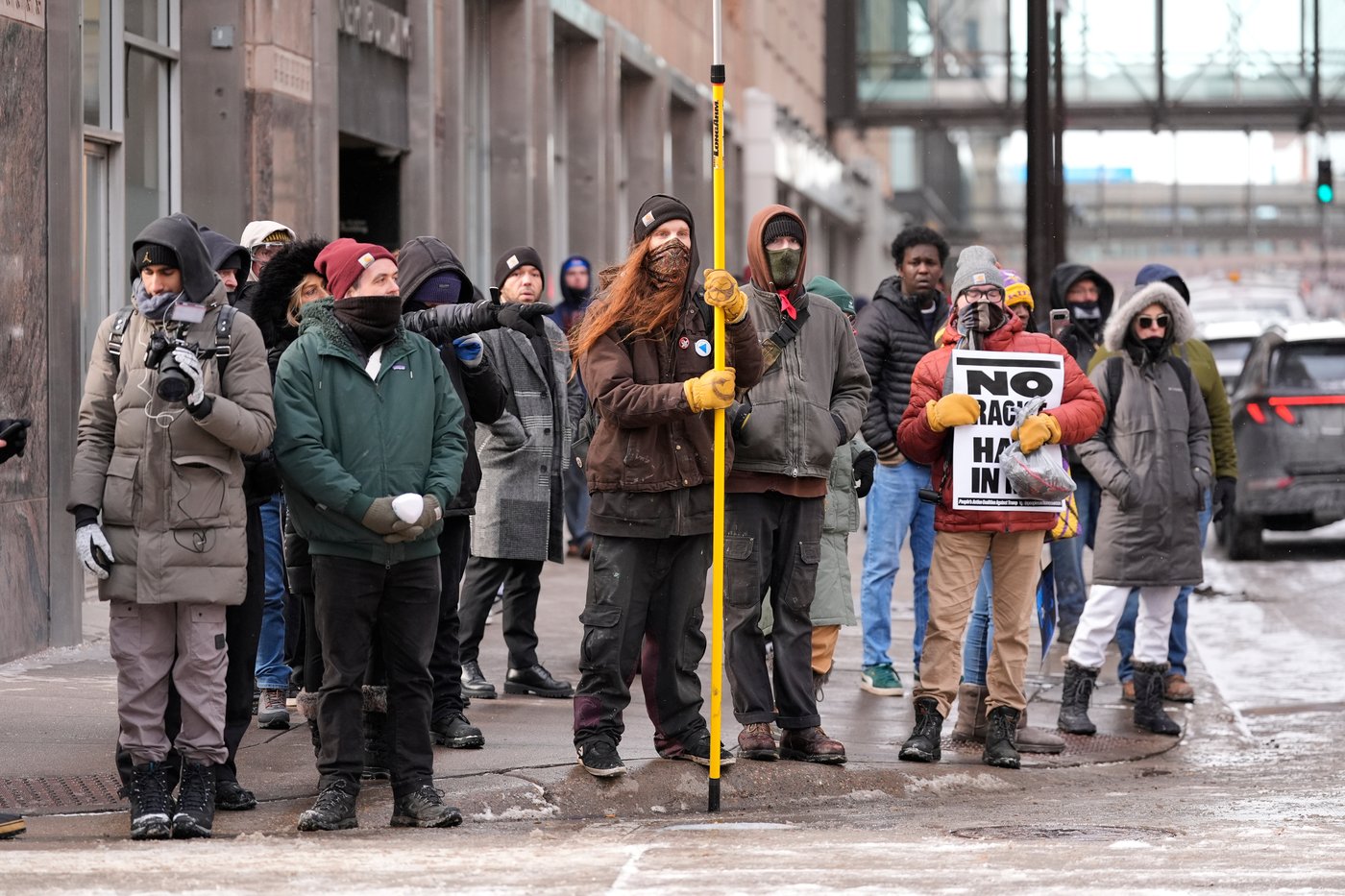 Photos show anti-ICE crowd chase off pro-ICE demonstrators from Minneapolis streets | iNFOnews.ca