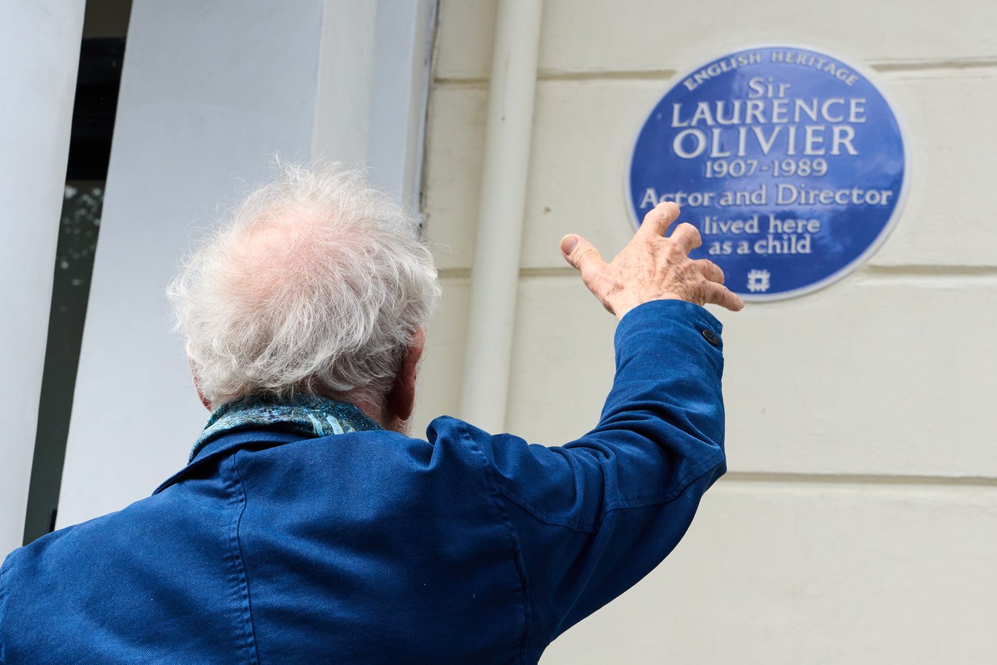 Laurence Olivier is honored with a plaque at his London childhood home | iNFOnews.ca Laurence Olivier is honored with a plaque at his London childhood home | iNFOnews.ca