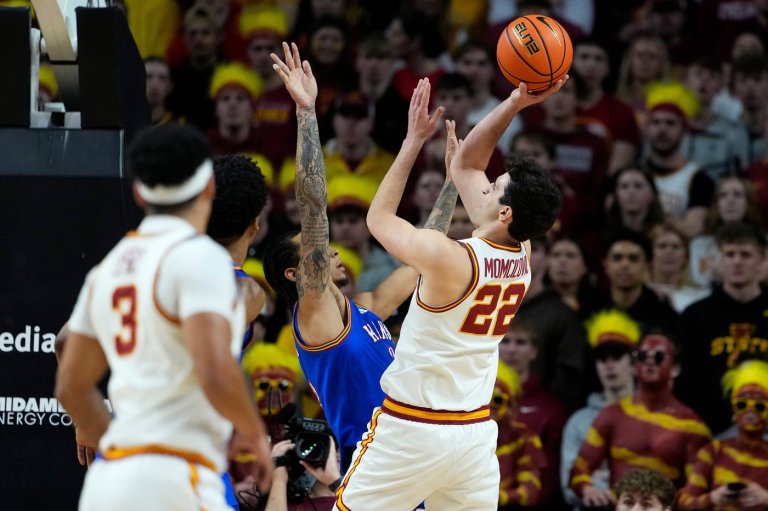 No. 5 Iowa State snaps No. 9 Kansas' winning streak, 74-56 | iNFOnews.ca