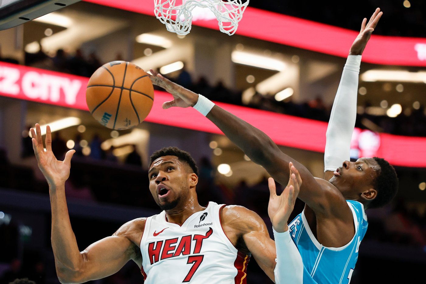 Brandon Miller scores 34 points as the Hornets beat the winless Heat 115-110 | iNFOnews.ca