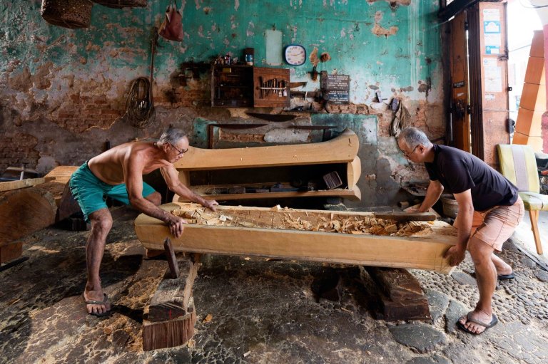 Two brothers carry on the traditional art of handmade Chinese coffins in Malaysia, in photos | iNFOnews.ca