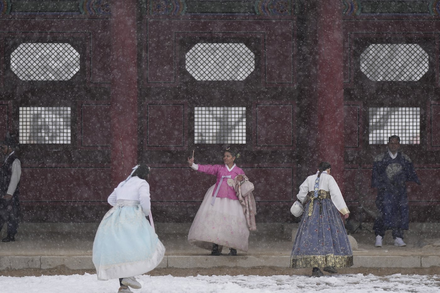 Worst November snowstorm in half century hits Seoul and grounds hundreds of airplane flights | iNFOnews.ca