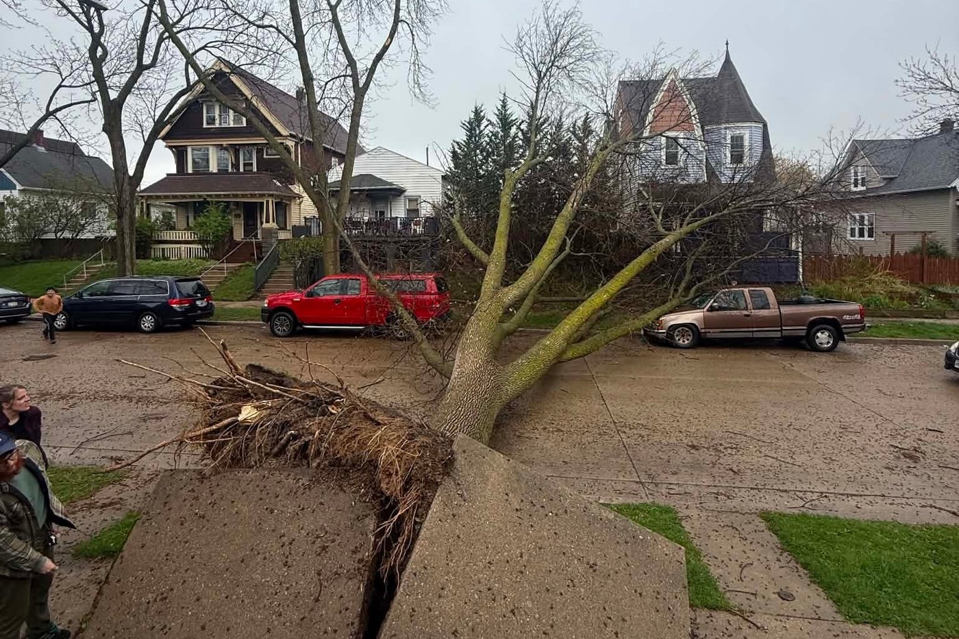 Fast-moving storms batter the Midwest, flooding streets and stranding commuters | iNFOnews.ca Fast-moving storms batter the Midwest, flooding streets and stranding commuters | iNFOnews.ca