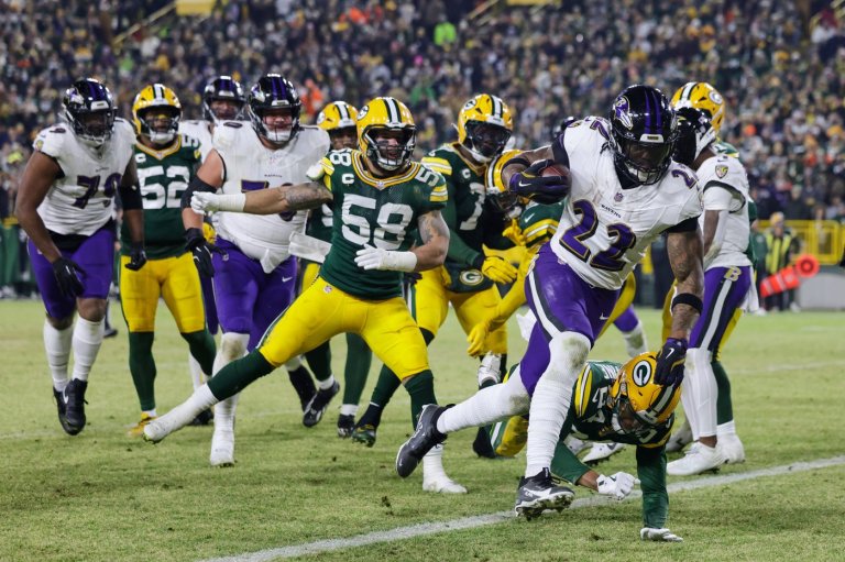 Derrick Henry's virtuoso performance helps Ravens stay alive with 41-24 win over Packers | iNFOnews.ca