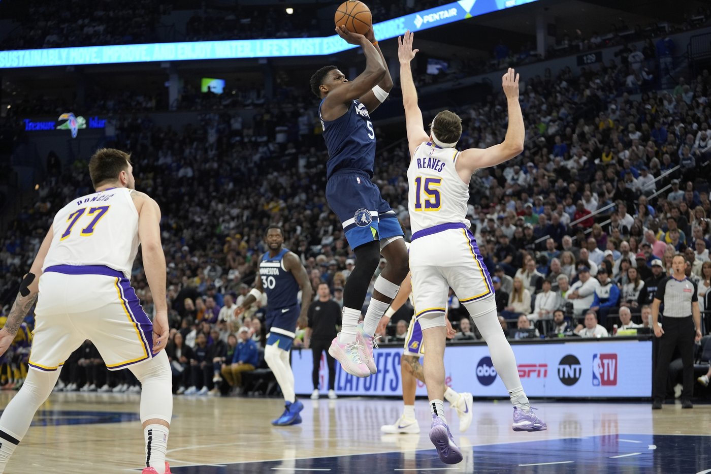 Timberwolves push Lakers to edge of elimination with 116-113 comeback win behind Edwards' 43 points | iNFOnews.ca