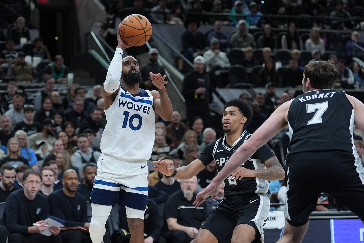 Kevin Huerter heads to East-leading Pistons in 4-player, 3-team deal | iNFOnews.ca