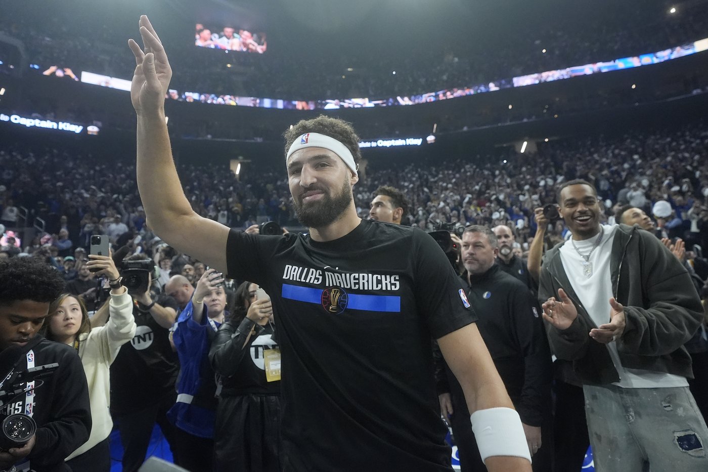 Klay Thompson returns to cheers from some 400 Warriors employees | iNFOnews.ca Klay Thompson returns to cheers from some 400 Warriors employees | iNFOnews.ca