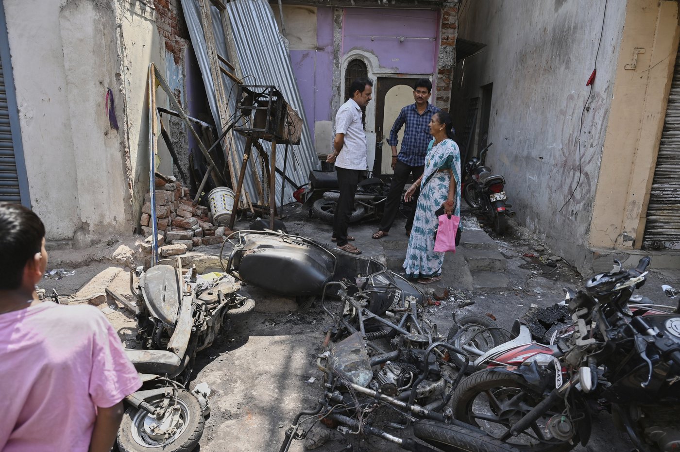 Indian city sets curfew after Hindu groups demand demolition of 17th century Muslim ruler's tomb | iNFOnews.ca Indian city sets curfew after Hindu groups demand demolition of 17th century Muslim ruler's tomb | iNFOnews.ca