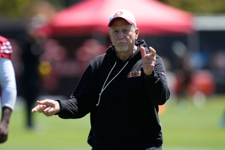 Kyle Shanahan makes a cameo appearance at 49ers practice following recent car crash | iNFOnews.ca