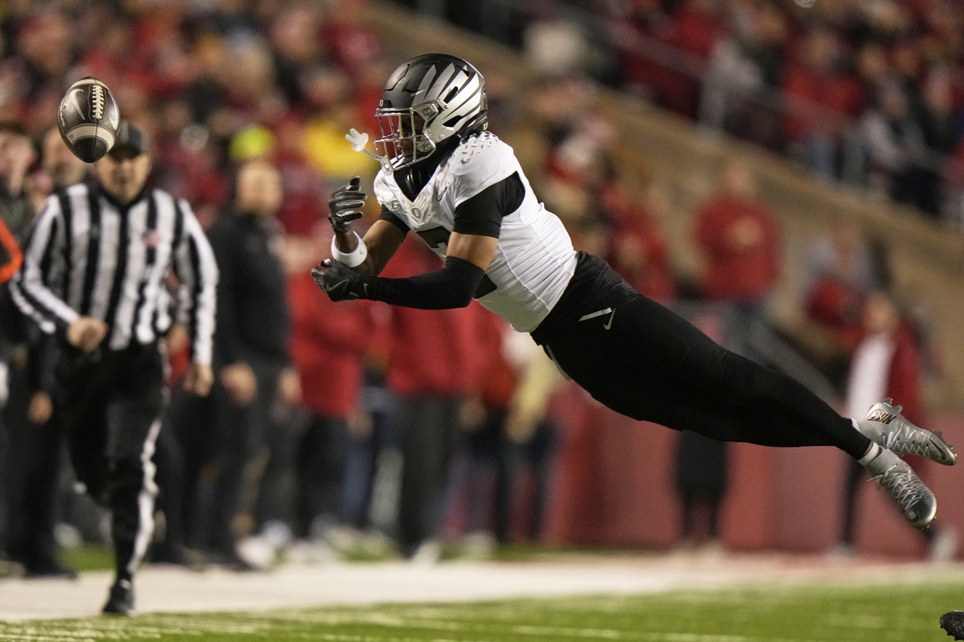 No. 1 Oregon rallies in 4th quarter to beat Wisconsin 16-13 | iNFOnews.ca