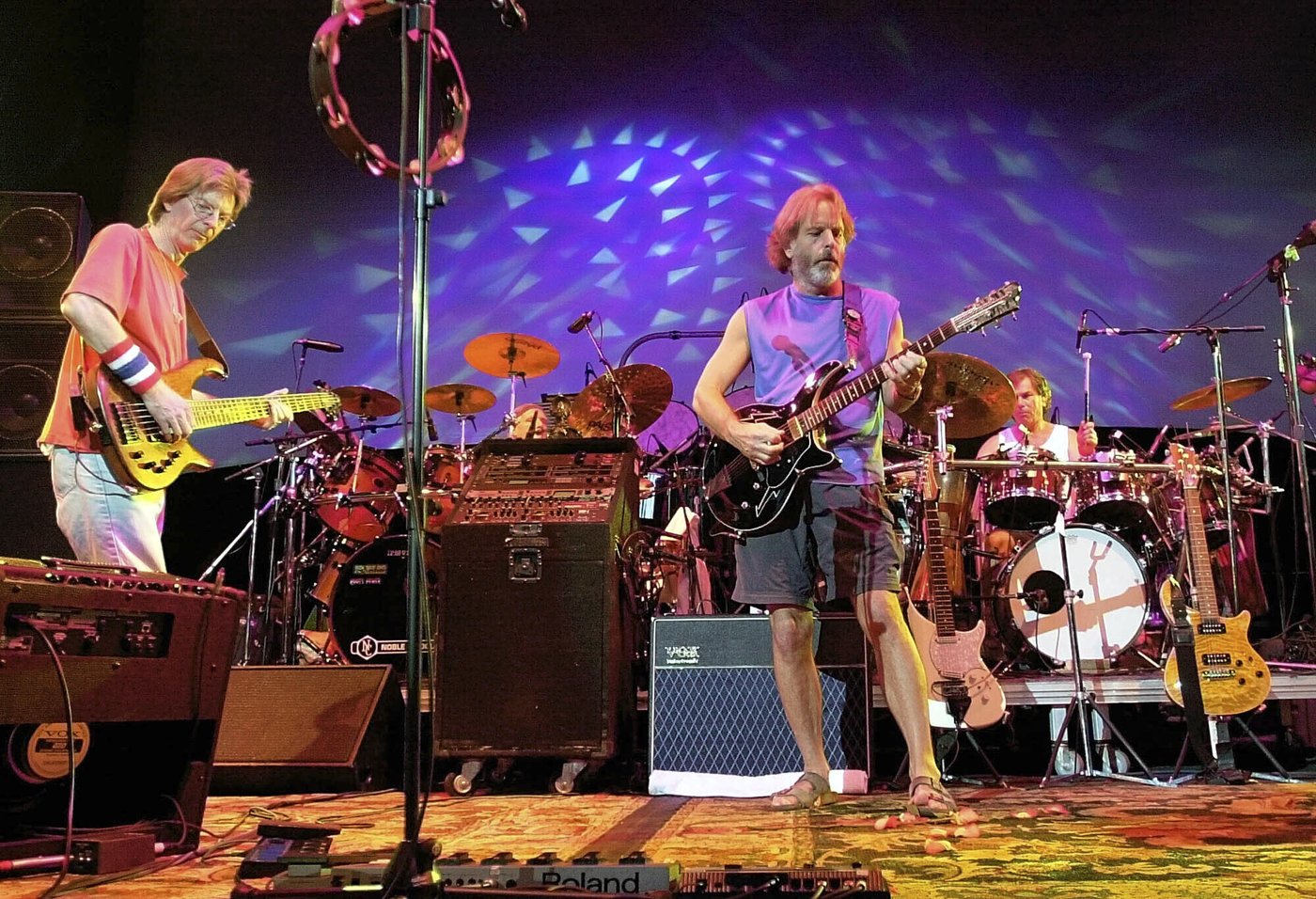 Phil Lesh, founding member of Grateful Dead and influential bassist, has died at 84 | iNFOnews.ca