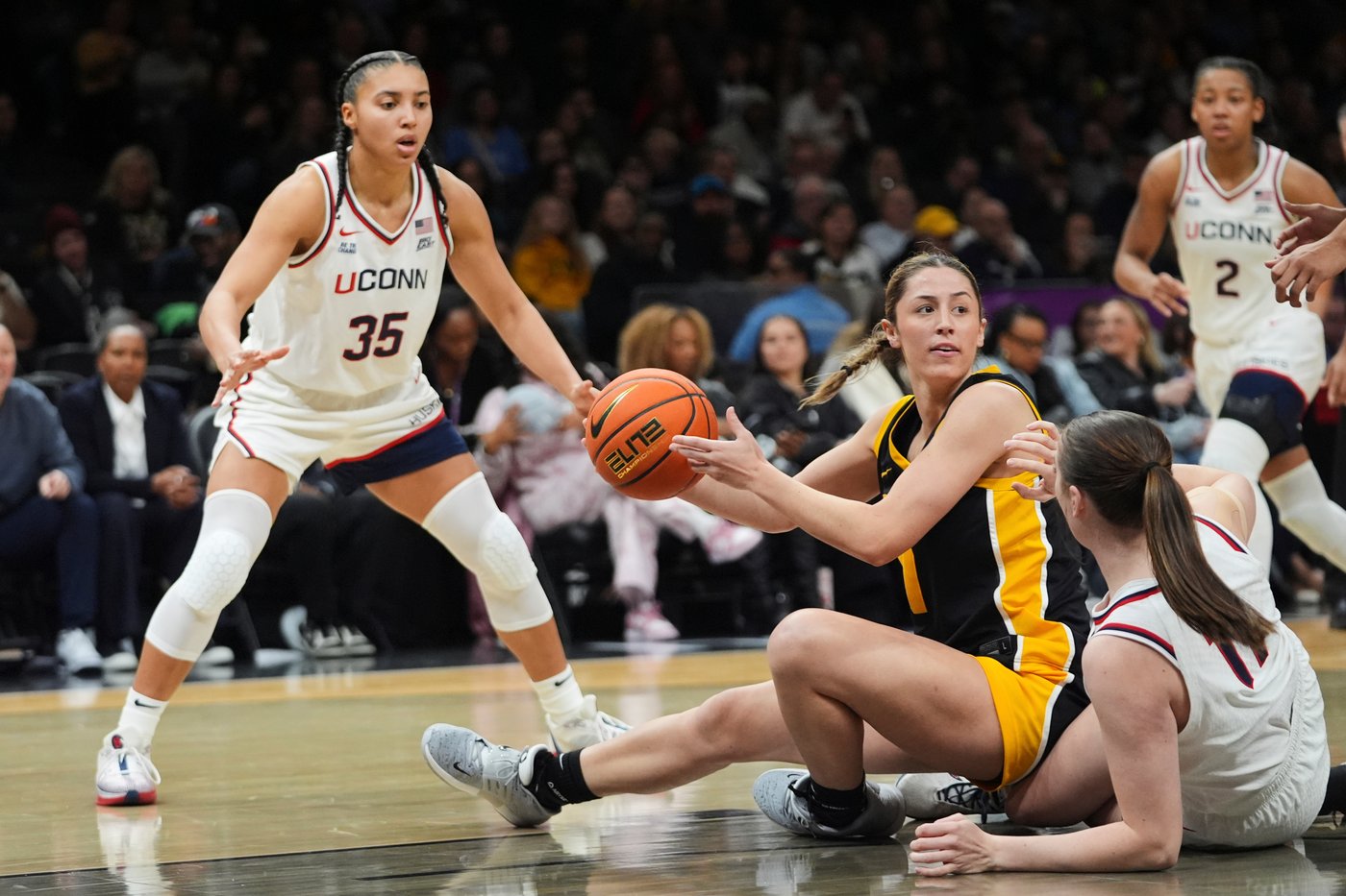 Geno Auriemma's UConn Huskies stifle opponents with relentless defense | iNFOnews.ca