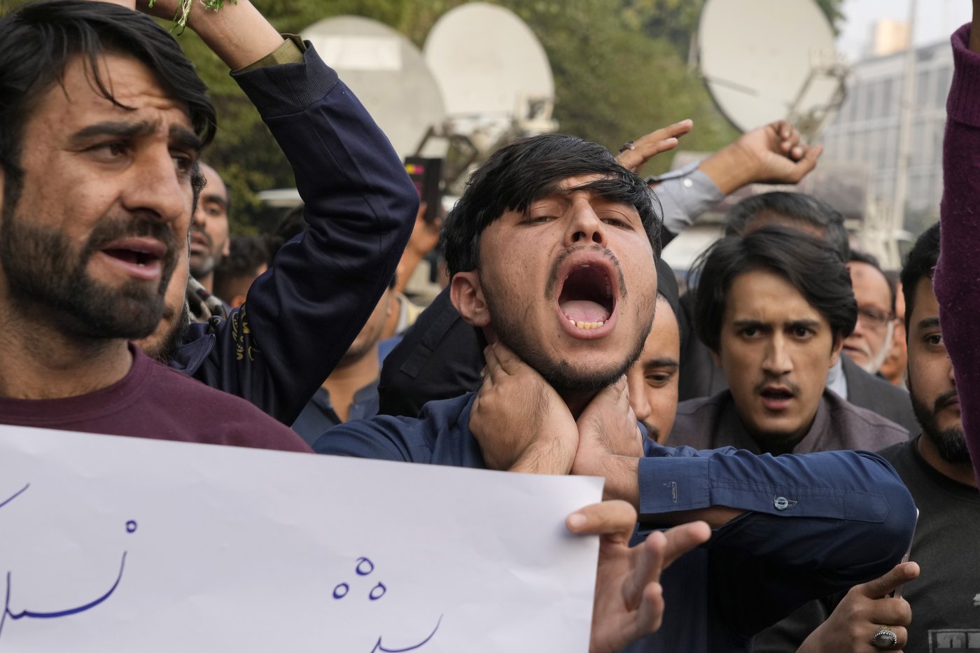 Fighting between armed sectarian groups in restive northwestern Pakistan kills at least 33 people | iNFOnews.ca