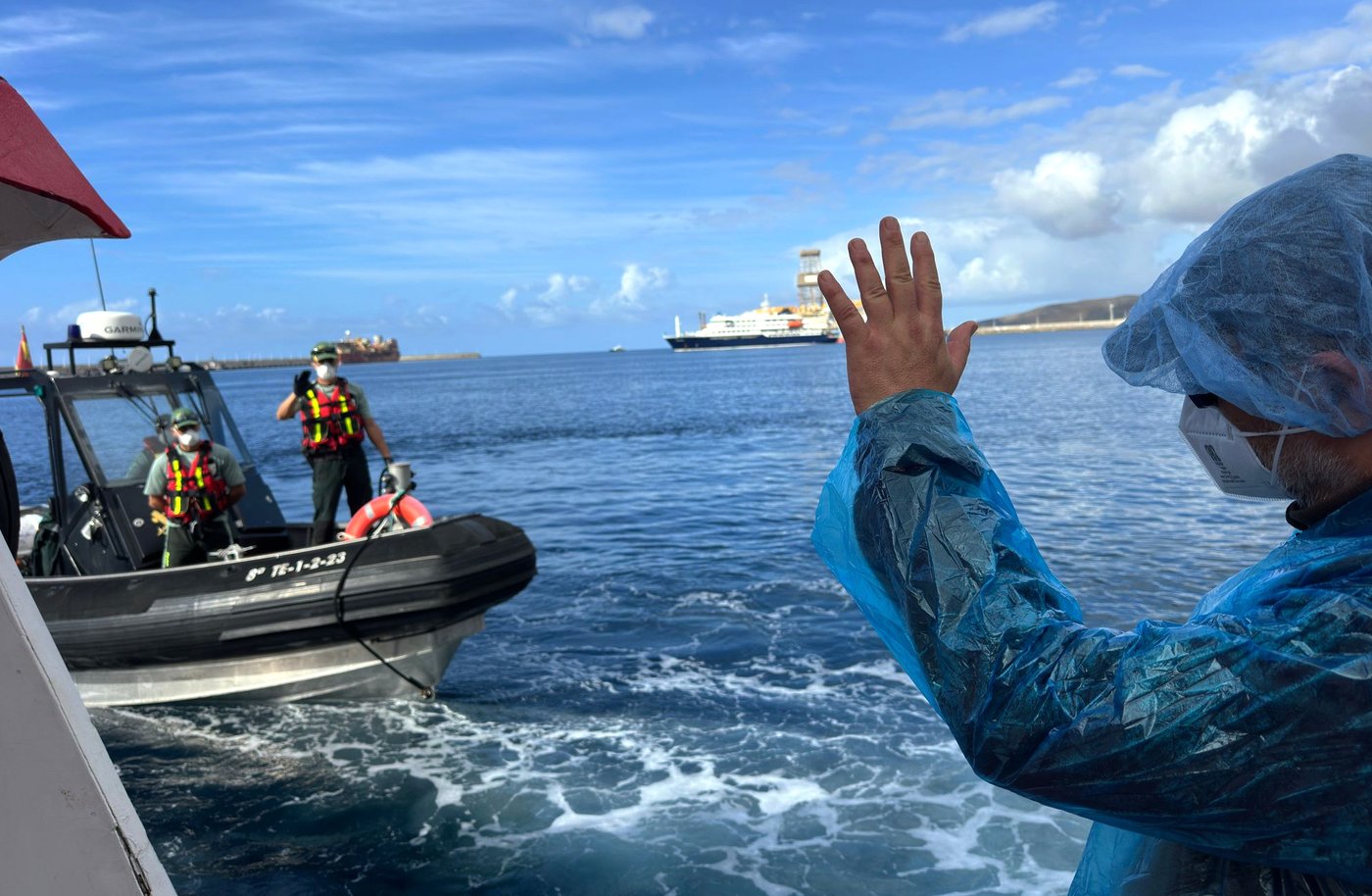 Passengers disembark from a hantavirus-stricken cruise ship, in photos | iNFOnews.ca