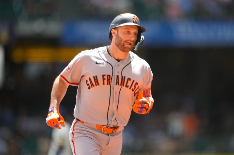 Schmitt homers on game's first pitch, Haase hit slam and Giants beat Brewers 12-9 | iNFOnews.ca