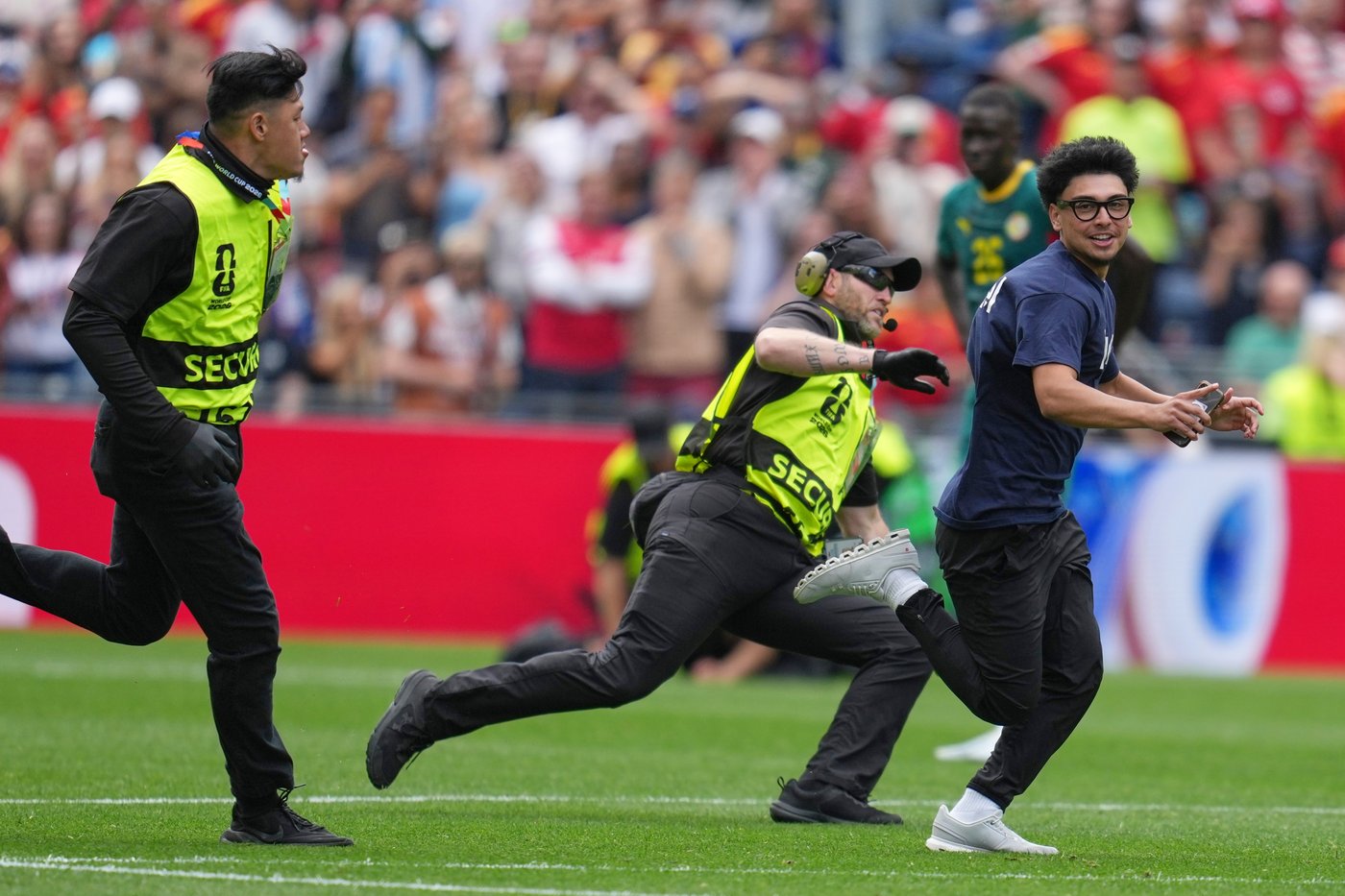 Three people run onto field and stop play during the World Cup match between Belgium and Senegal | iNFOnews.ca Three people run onto field and stop play during the World Cup match between Belgium and Senegal | iNFOnews.ca