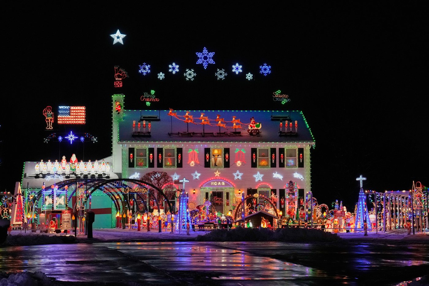 Photos show a world aglow with holiday lights | iNFOnews.ca