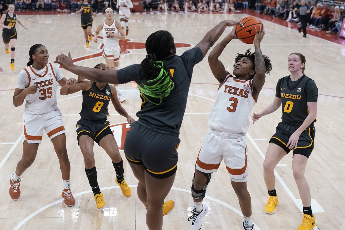 Jones and Booker lead No. 5 Texas past Missouri 70-61 for Longhorns' 18th straight home win | iNFOnews.ca Jones and Booker lead No. 5 Texas past Missouri 70-61 for Longhorns' 18th straight home win | iNFOnews.ca