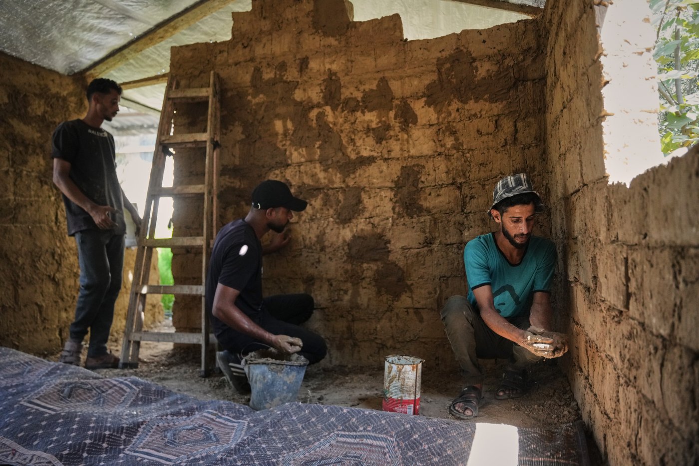 Photos show Palestinians using handmade mud bricks, wood and plastic to rebuild amid Gaza’s rubble | iNhome