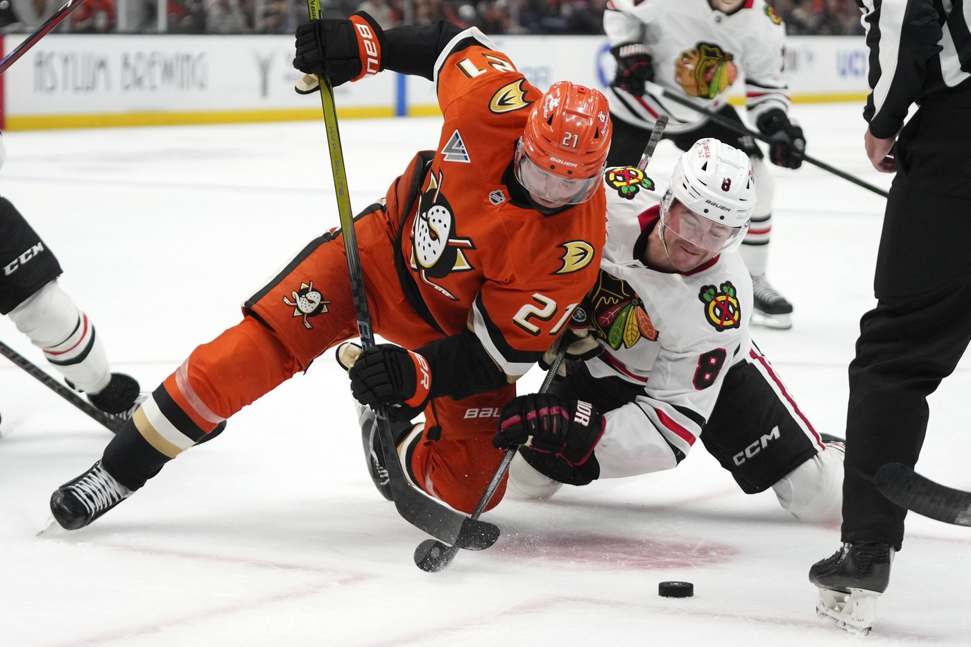 Bedard has 3 assists as Blackhawks defeat Ducks 4-2 | iNFOnews.ca