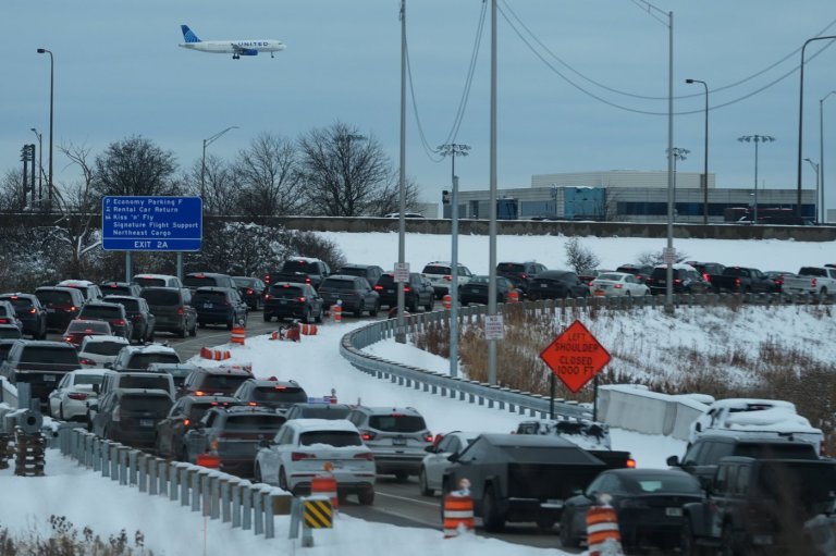 Post-Thanksgiving travelers in Chicago see flights canceled and delayed after winter storm | iNFOnews.ca