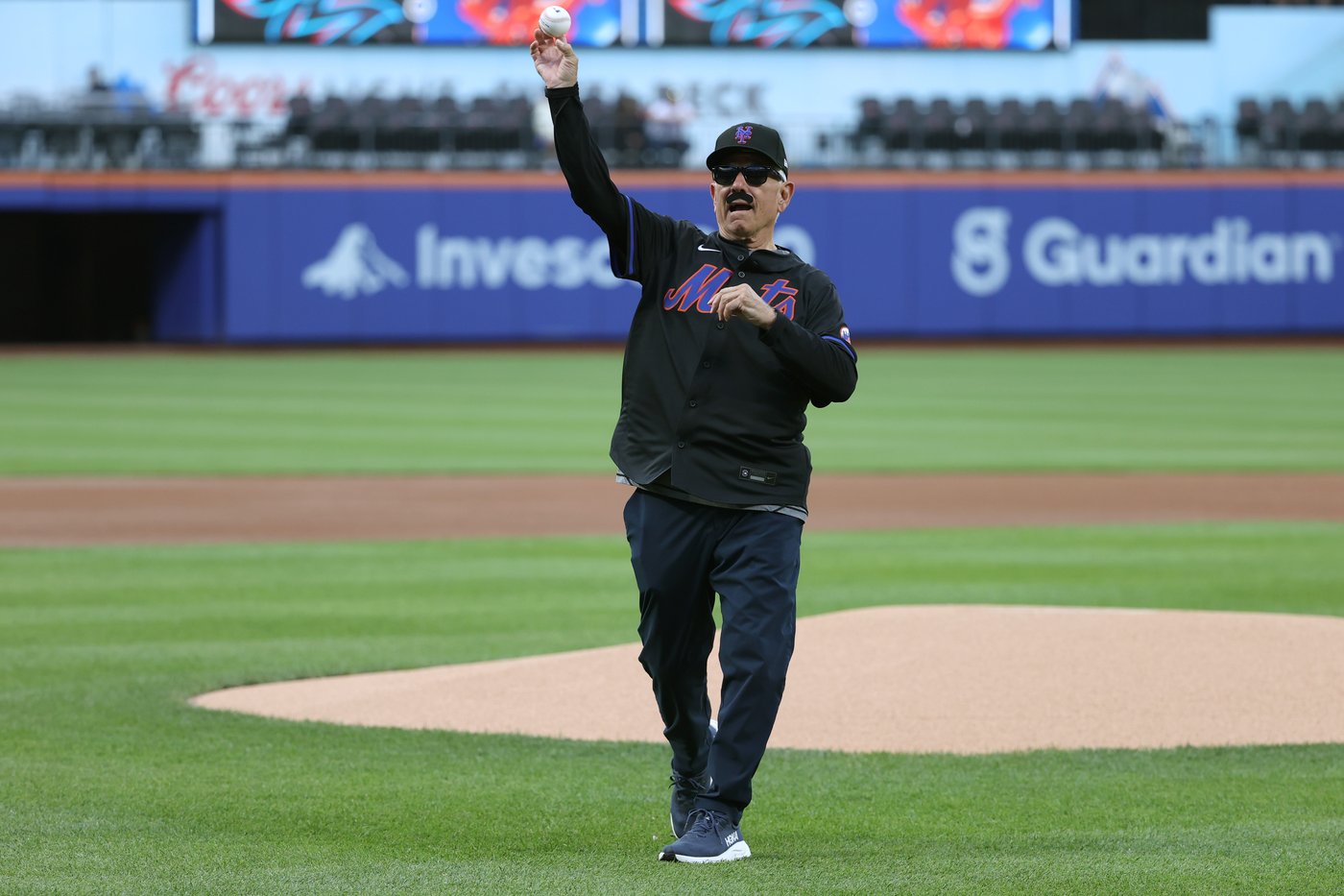 Bobby Valentine, in disguise again, revels in his most famous moment with Mets | iNFOnews.ca Bobby Valentine, in disguise again, revels in his most famous moment with Mets | iNFOnews.ca