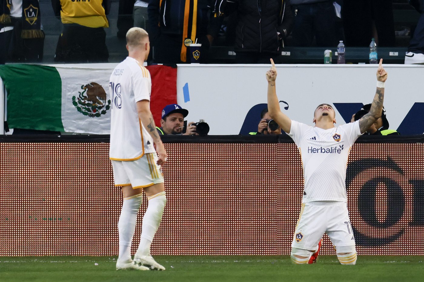 Pec, Paintsil, Joveljic each score 2 goals, Galaxy beat Minnesota 6-2, advance to conference finals | iNFOnews.ca