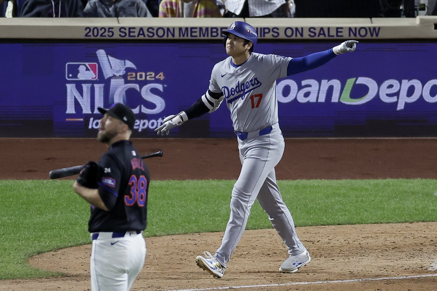 After Severino misplays a pair of comebackers, Mets in need of NLCS comeback against Dodgers | iNFOnews.ca After Severino misplays a pair of comebackers, Mets in need of NLCS comeback against Dodgers | iNFOnews.ca