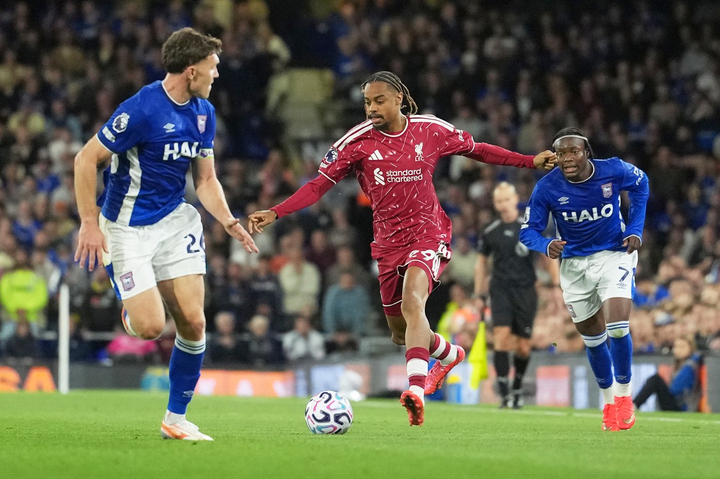 Isak nets double and Barcola debuts in Liverpool's first win of season under new coach | iNFOnews.ca